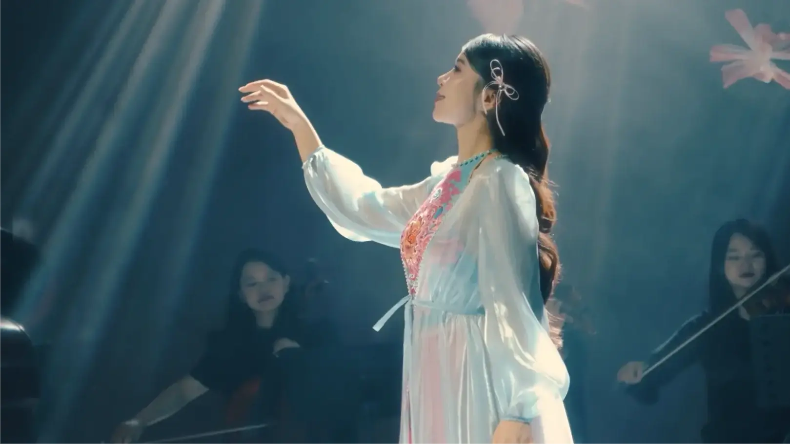 Hồng Duyên đưa giao hưởng vào 'Hoa thơm bướm lượn'